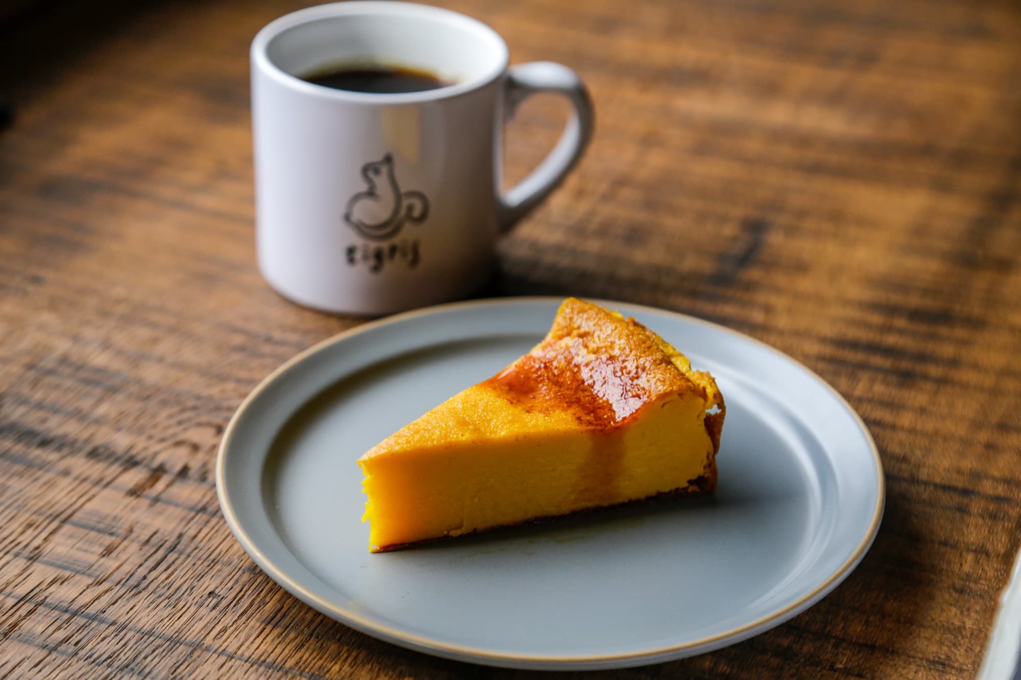 マグカップのコーヒーとチーズケーキ