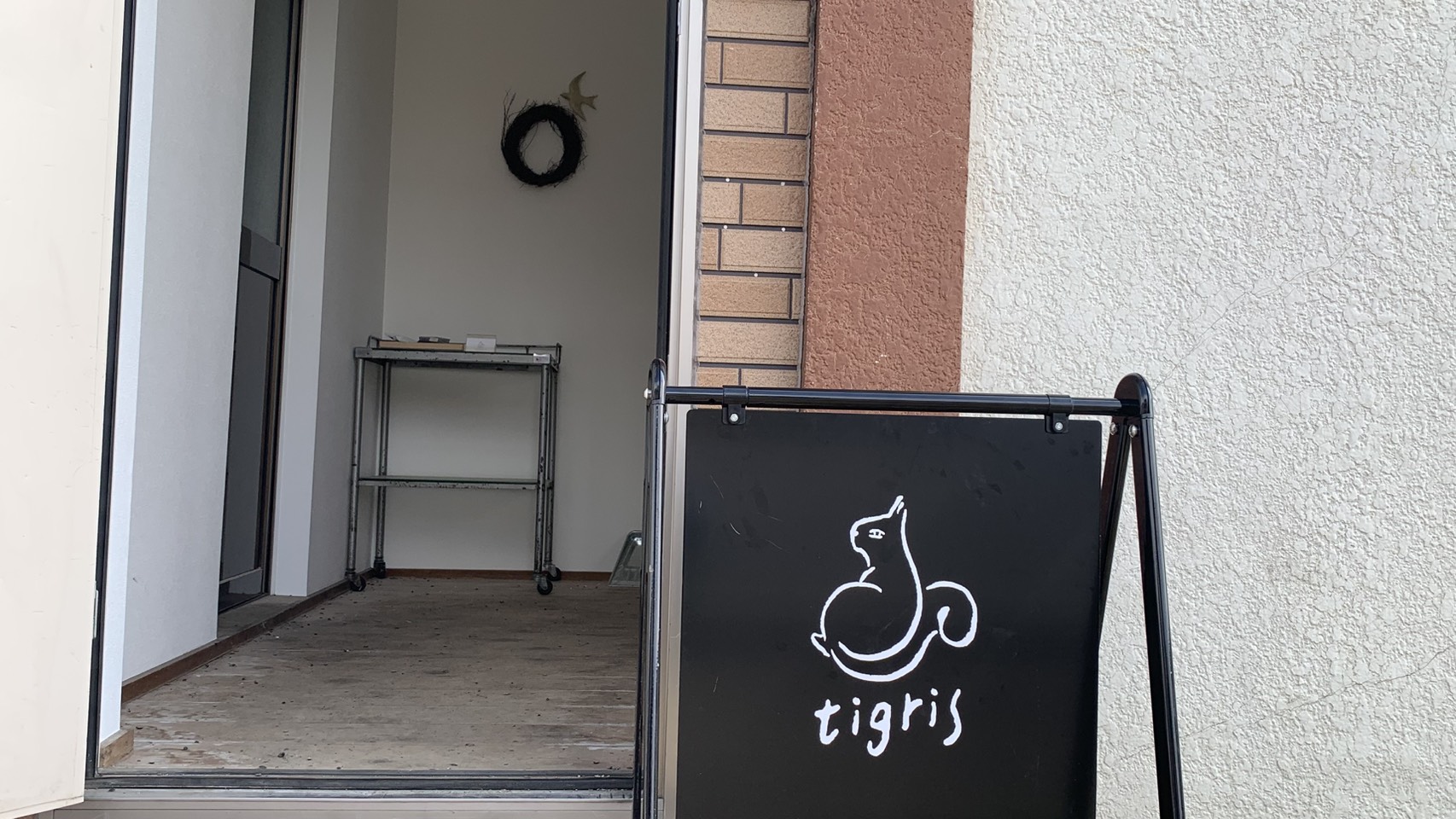 tigris のサインが置かれたエントランス
